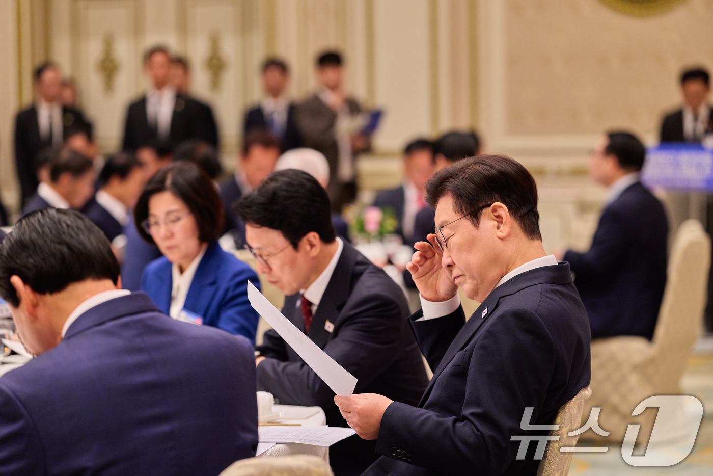 (서울=뉴스1) 허경 기자 = 이재명 대통령이 12일 청와대 영빈관에서 열린 시장·군수·구청장 초청 국정설명회에서 자료를 보고 있다. (대통령실 제공. 재판매 및 DB 금지) 20 …