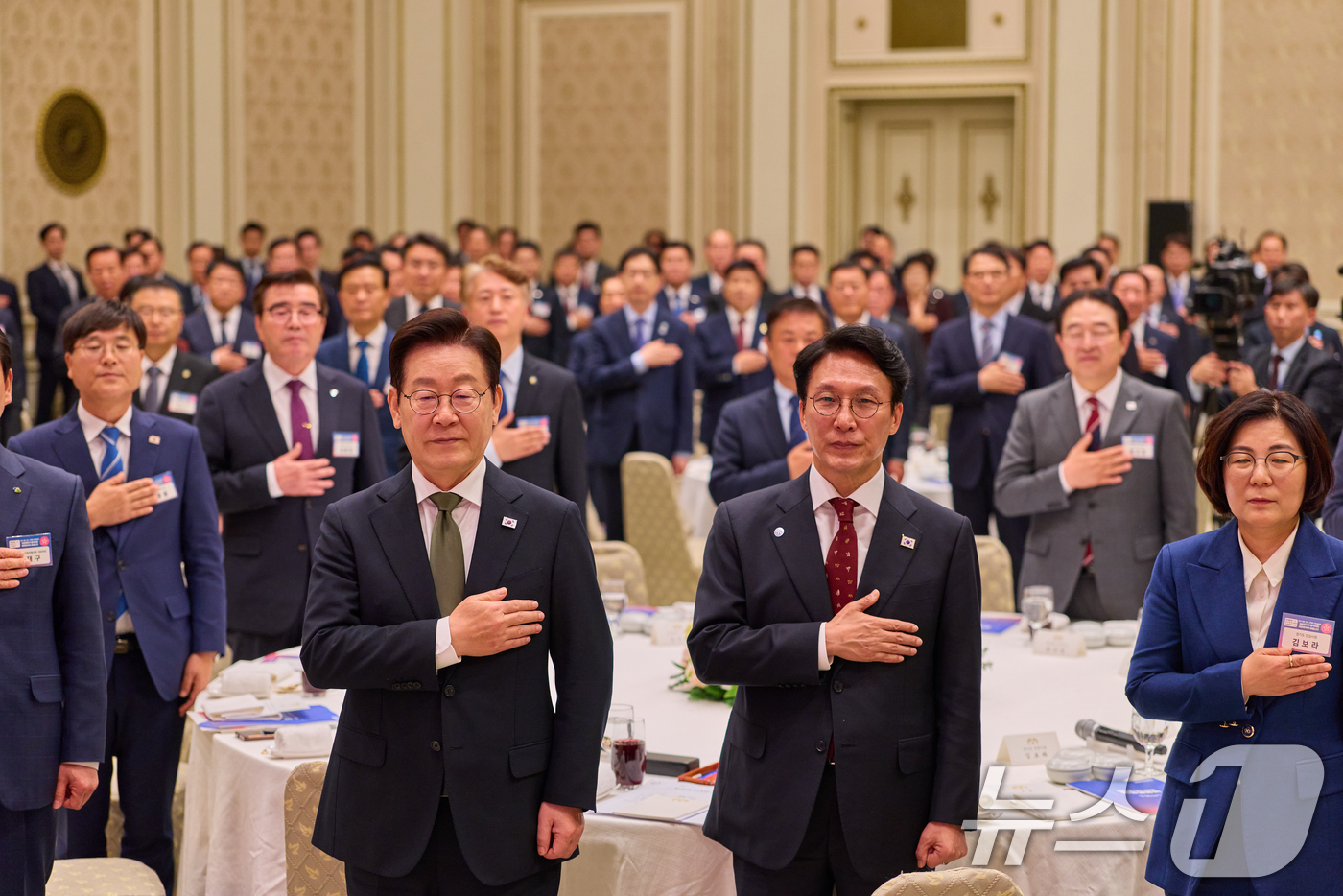 (서울=뉴스1) 허경 기자 = 이재명 대통령이 12일 청와대 영빈관에서 열린 시장·군수·구청장 초청 국정설명회에서 참석자들과 함께 국민의례를 하고 있다. (대통령실 제공. 재판매 …