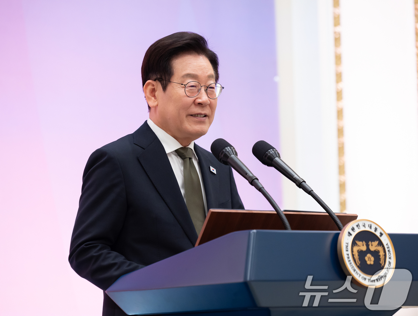 (서울=뉴스1) 허경 기자 = 이재명 대통령이 12일 청와대 영빈관에서 열린 시장·군수·구청장 초청 국정설명회에서 발언하고 있다. (대통령실 제공. 재판매 및 DB 금지) 2025 …