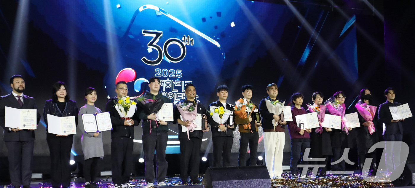 (부산=뉴스1) 윤일지 기자 = 12일 오후 부산 해운대구 벡스코 제2전시장에서 열린 '2025 대한민국 게임대상 시상식'에서 '마비노기 모바일'(데브캣)이 대상인 대통령상을 수상 …