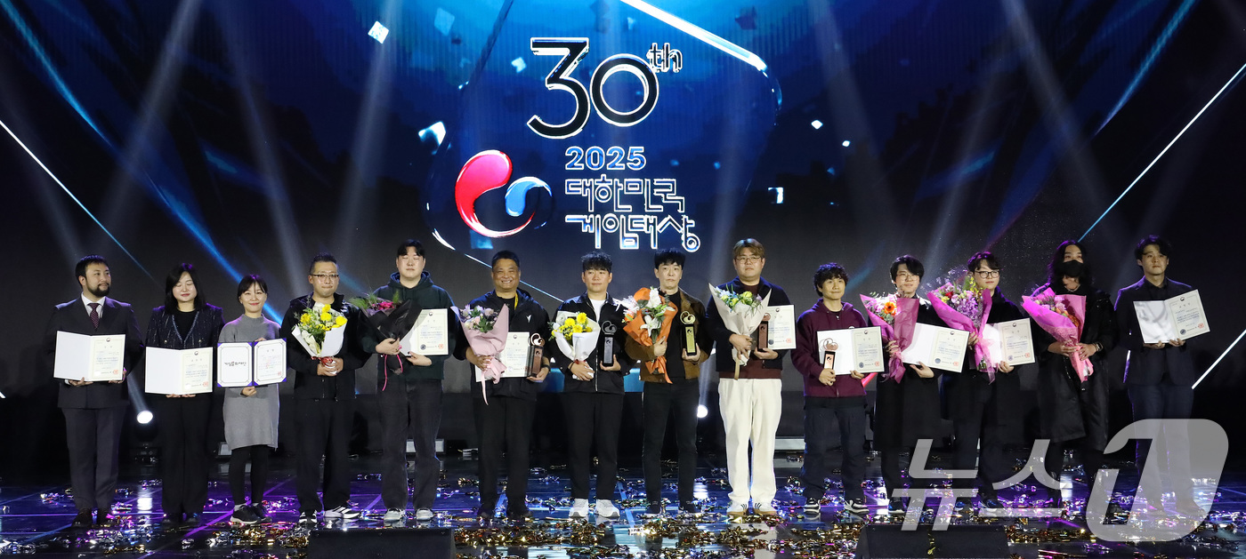 (부산=뉴스1) 윤일지 기자 = 12일 오후 부산 해운대구 벡스코 제2전시장에서 열린 '2025 대한민국 게임대상 시상식'에서 '마비노기 모바일'(데브캣)이 대상인 대통령상을 수상 …