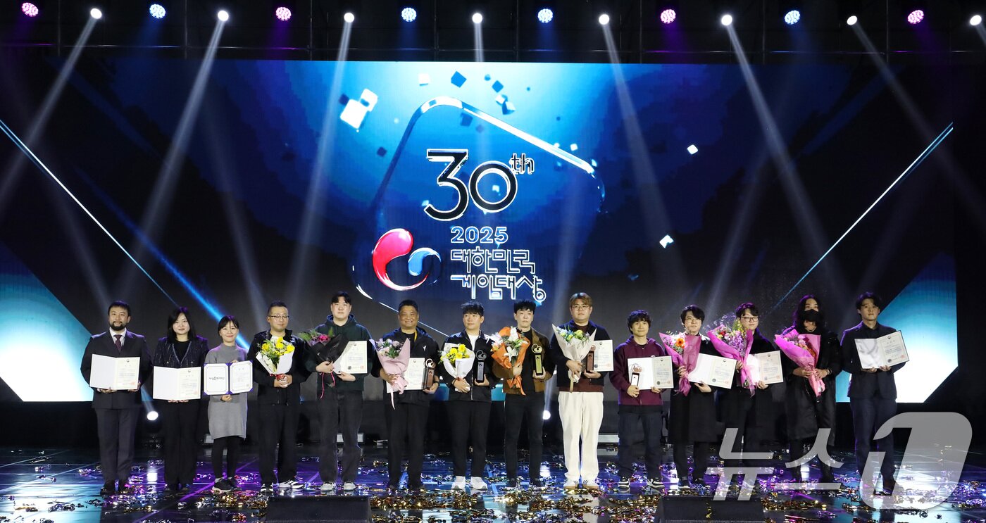 본문 이미지 - 12일 오후 부산 해운대구 벡스코 제2전시장에서 열린 &#39;2025 대한민국 게임대상 시상식&#39;에서 수상자 전원이 기념촬영을 하고 있다. 2025.11.12/뉴스1 ⓒ News1 윤일지 기자