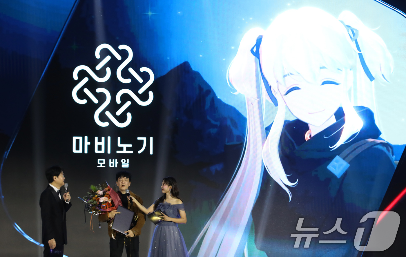 (부산=뉴스1) 윤일지 기자 = 12일 오후 부산 해운대구 벡스코 제2전시장에서 열린 '2025 대한민국 게임대상 시상식'에서 대상인 대통령상을 수상한 '마비노기 모바일'의 제작사 …