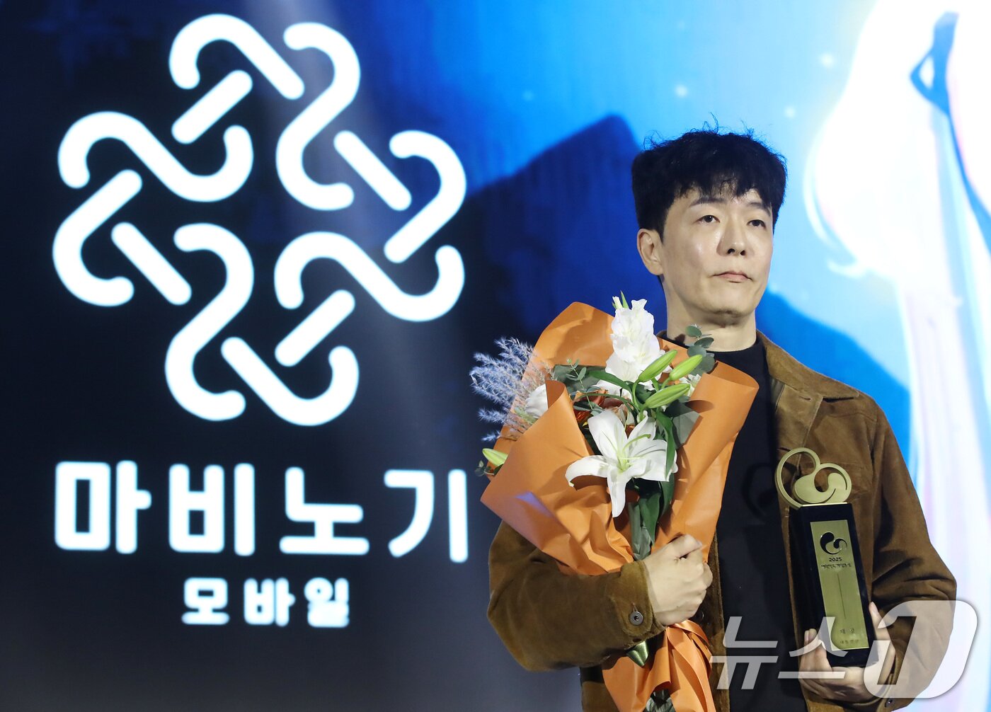 본문 이미지 - 12일 오후 부산 해운대구 벡스코 제2전시장에서 열린 &#39;2025 대한민국 게임대상 시상식&#39;에서 대상인 대통령상을 수상한 &#39;마비노기 모바일&#39;의 제작사 데브캣 김동건 대표가 기념촬영을 하고 있다. 2025.11.12/뉴스1 ⓒ News1 윤일지 기자