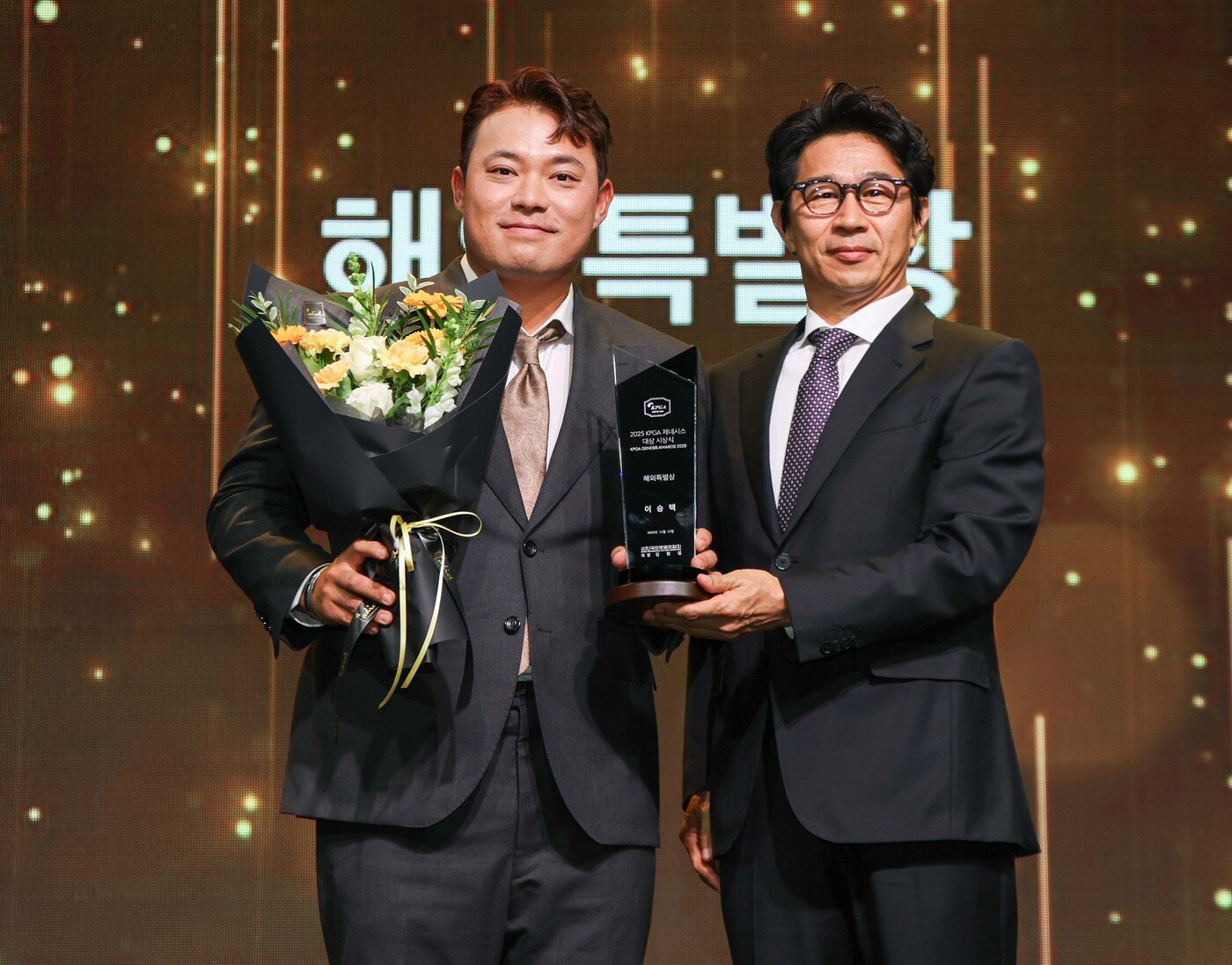 본문 이미지 - KPGA 시상식에서 해외 특별상을 받은 이승택. &#40;KPGA 제공&#41;