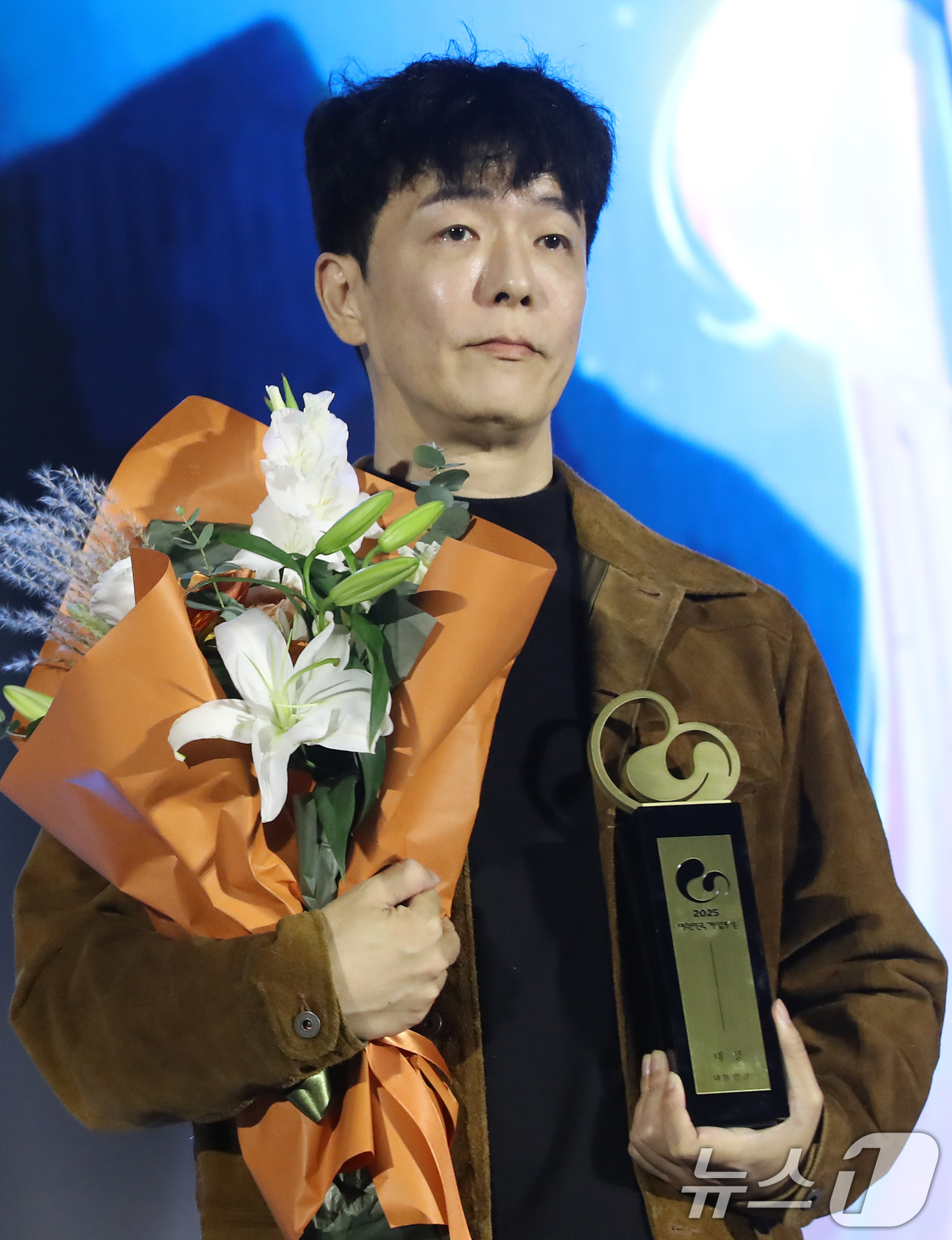 (부산=뉴스1) 윤일지 기자 = 12일 오후 부산 해운대구 벡스코 제2전시장에서 열린 '2025 대한민국 게임대상 시상식'에서 대상인 대통령상을 수상한 '마비노기 모바일'의 제작사 …