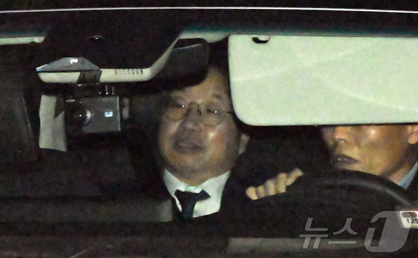 본문 이미지 - 대장동 개발비리 사건 항소 포기 여파로 사의를 표명한 노만석 검찰총장 직무대행이 12일 서울 서초구 대검찰청에서 퇴근하고 있다. &#40;공동취재&#41; 2025.11.12/뉴스1 ⓒ News1 김진환 기자