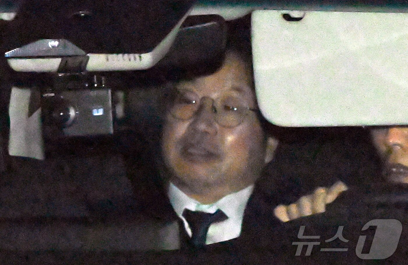 본문 이미지 - 대장동 개발비리 사건 항소 포기 여파로 사의를 표명한 노만석 검찰총장 직무대행이 12일 서울 서초구 대검찰청에서 퇴근하고 있다. &#40;공동취재&#41; 2025.11.12/뉴스1 ⓒ News1 김진환 기자