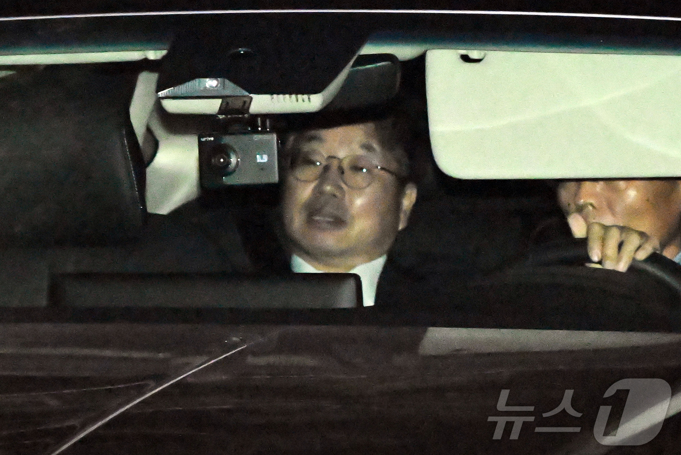 (서울=뉴스1) 김진환 기자 = 대장동 개발비리 사건 항소 포기 여파로 사의를 표명한 노만석 검찰총장 직무대행이 12일 서울 서초구 대검찰청에서 퇴근하고 있다. (공동취재) 202 …