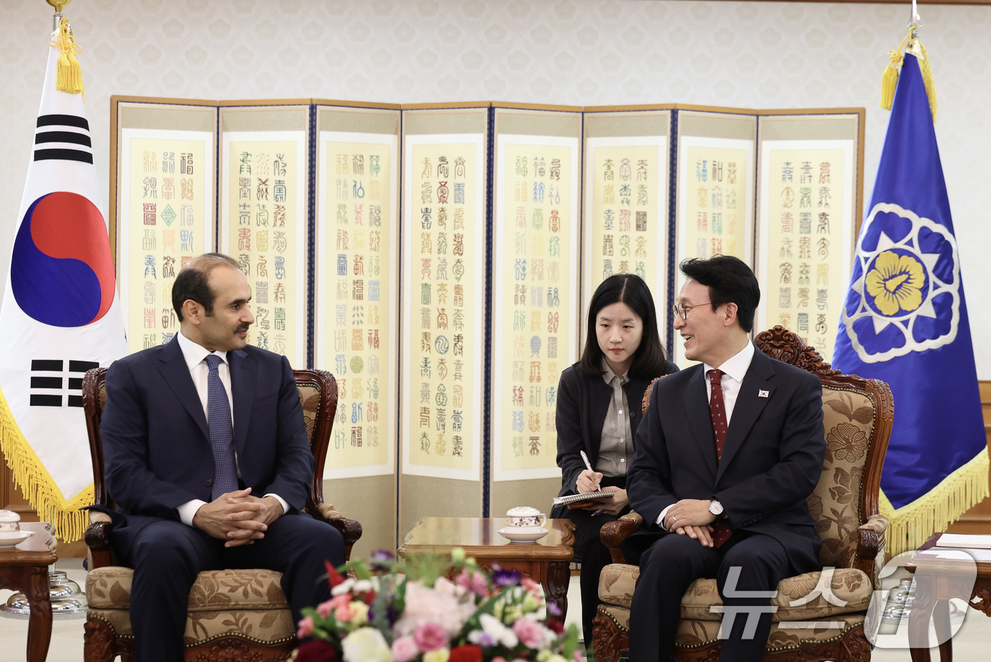 (서울=뉴스1) 임세영 기자 = 김민석 국무총리가 12일 서울 종로구 정부서울청사에서 사드 빈 셰리다 알-카비 카타르 에너지 담당 국무장관을 접견하고 있다. (총리실 제공. 재판매 …