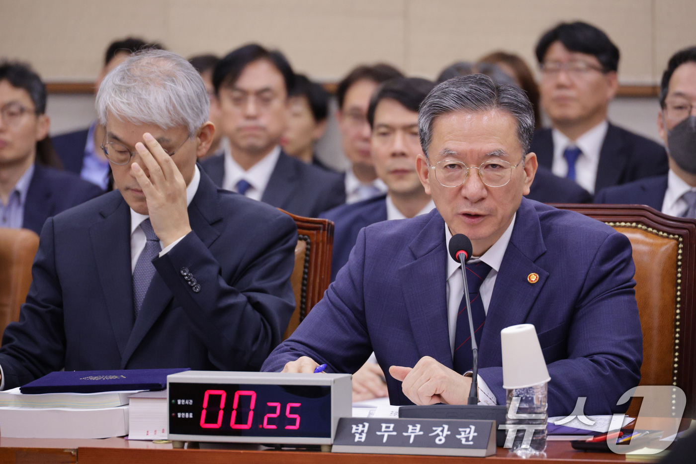 (서울=뉴스1) 신웅수 기자 = 정성호 법무부 장관이 12일 서울 여의도 국회에서 열린 법제사법위원회 전체회의에서 의원 질의에 답변하고 있다. 2025.11.12/뉴스1