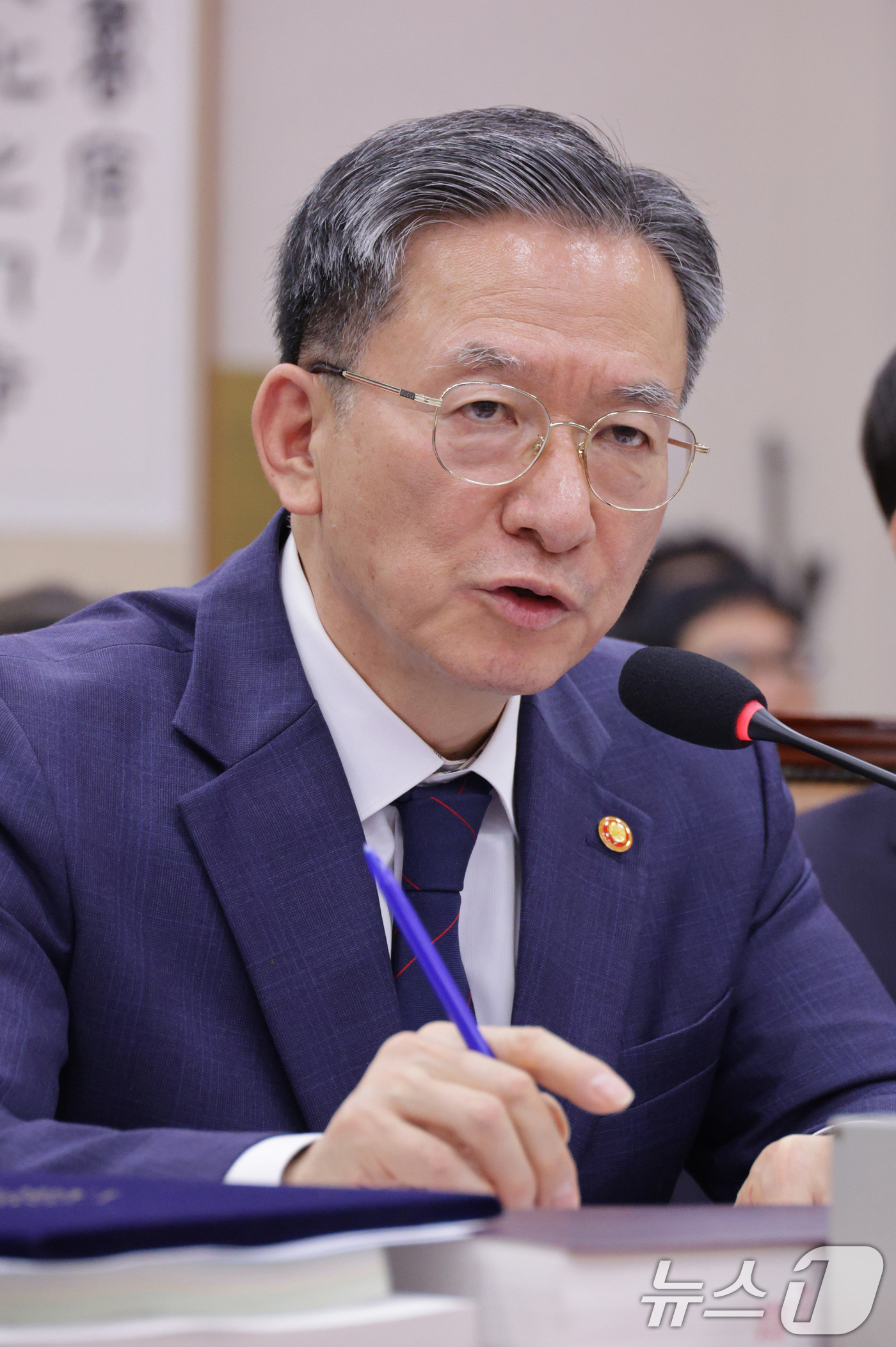 (서울=뉴스1) 신웅수 기자 = 정성호 법무부 장관이 12일 서울 여의도 국회에서 열린 법제사법위원회 전체회의에서 의원 질의에 답변하고 있다. 2025.11.12/뉴스1