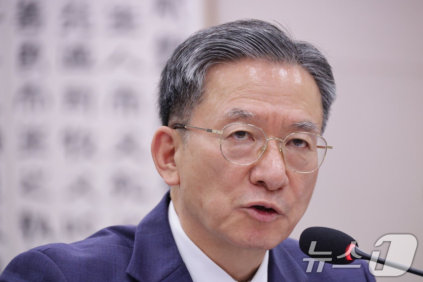 본문 이미지 - 정성호 법무부 장관이 12일 서울 여의도 국회에서 열린 법제사법위원회 전체회의에서 의원 질의에 답변하고 있다. 2025.11.12/뉴스1 ⓒ News1 신웅수 기자