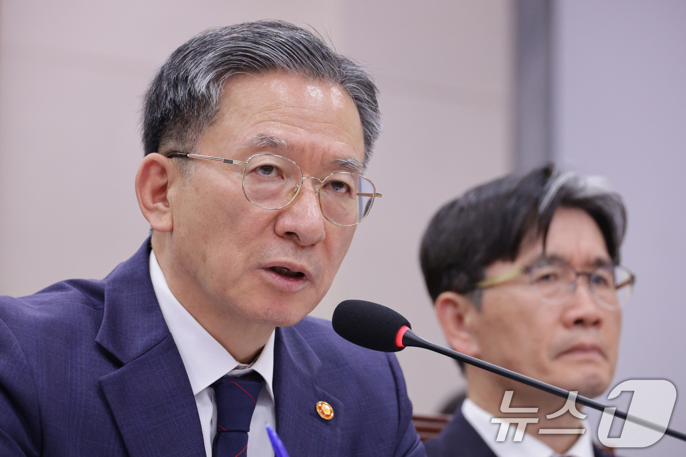 (서울=뉴스1) 신웅수 기자 = 정성호 법무부 장관이 12일 서울 여의도 국회에서 열린 법제사법위원회 전체회의에서 의원 질의에 답변하고 있다. 2025.11.12/뉴스1