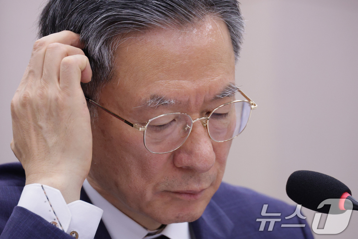 (서울=뉴스1) 신웅수 기자 = 정성호 법무부 장관이 12일 서울 여의도 국회에서 열린 법제사법위원회 전체회의에서 의원 질의에 답변하고 있다. 2025.11.12/뉴스1