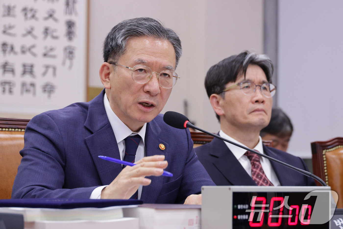 (서울=뉴스1) 신웅수 기자 = 정성호 법무부 장관이 12일 서울 여의도 국회에서 열린 법제사법위원회 전체회의에서 의원 질의에 답변하고 있다. 2025.11.12/뉴스1