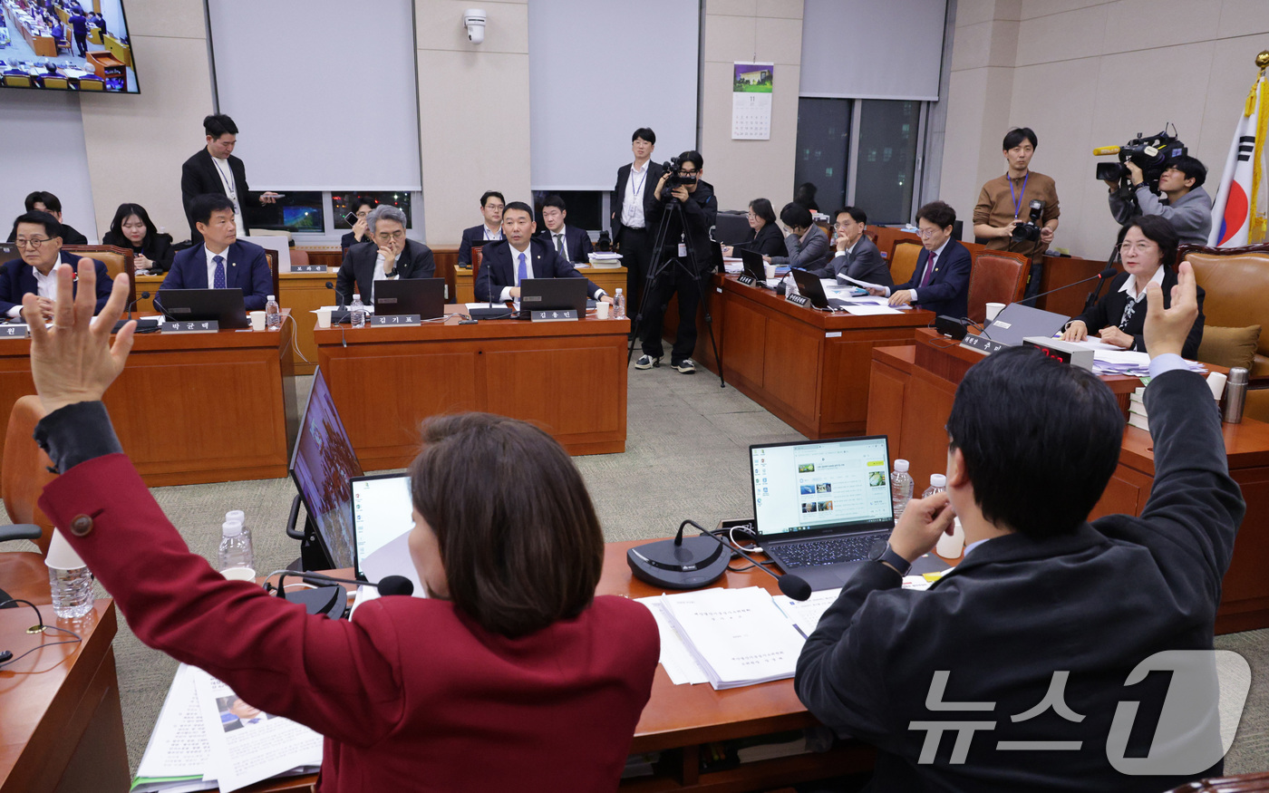 (서울=뉴스1) 신웅수 기자 = 12일 서울 여의도 국회에서 열린 법제사법위원회 전체회의에서 여야 의원들이 예산안 거수 투표를 하고 있다. 2025.11.12/뉴스1
