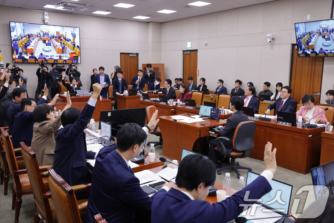 (서울=뉴스1) 신웅수 기자 = 12일 서울 여의도 국회에서 열린 법제사법위원회 전체회의에서 여야 의원들이 예산안 거수 투표를 하고 있다. 2025.11.12/뉴스1