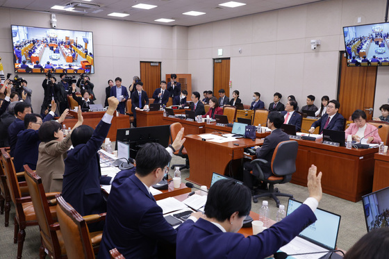 법사위 예산안 거수 투표