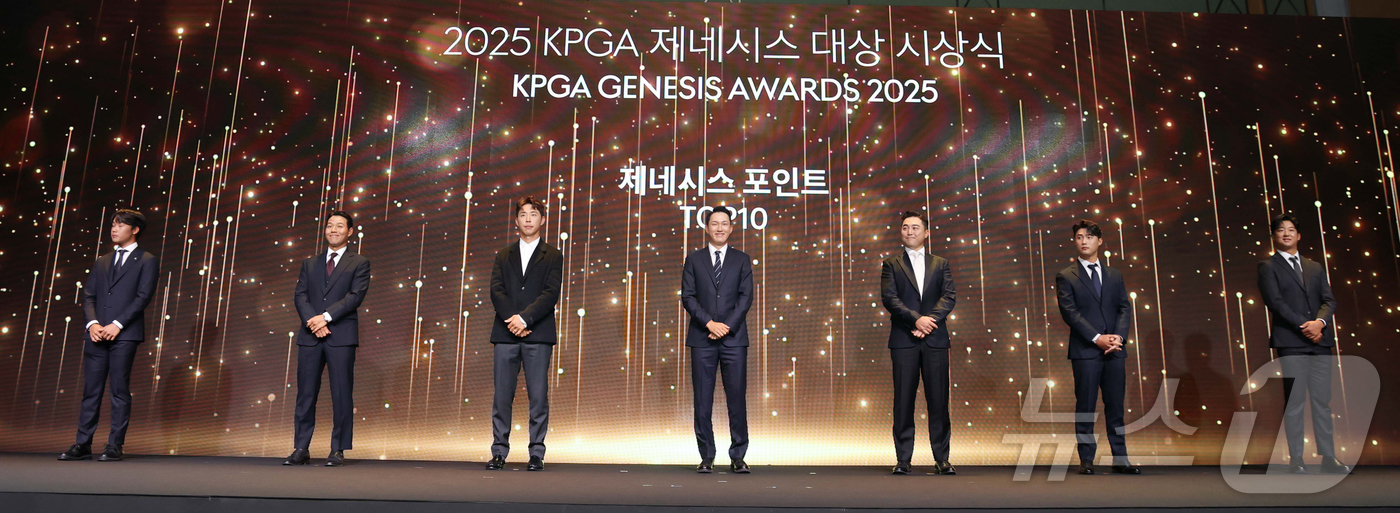 (서울=뉴스1) 김진환 기자 = 제네시스 포인트 톱10 수상자들이 12일 오후 서울 서대문구 스위스 그랜드 호텔 서울에서 열린 한국프로골프(KPGA) 제네시스 대상 시상식에서 포즈 …