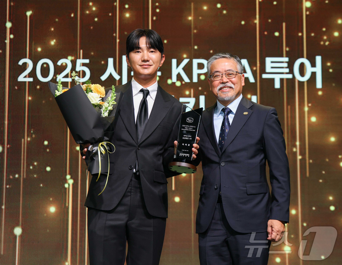 (서울=뉴스1) 김진환 기자 = 2025 시즌 한국프로골프(KPGA) 투어 상금랭킹 1위를 기록한 프로골퍼 옥태훈이 12일 오후 서울 서대문구 스위스 그랜 …