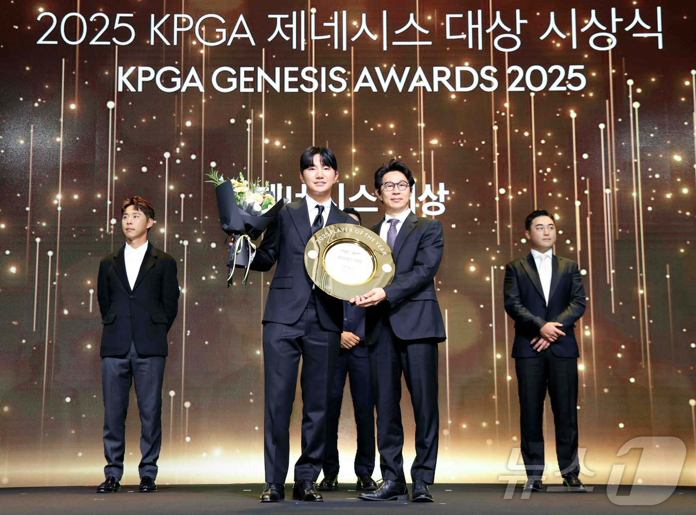 (서울=뉴스1) 김진환 기자 = 제네시스 대상을 수상한 프로골퍼 옥태훈이 12일 오후 서울 서대문구 스위스 그랜드 호텔 서울에서 열린 한국프로골프(KPGA) 제네시스 대상 시상식에 …