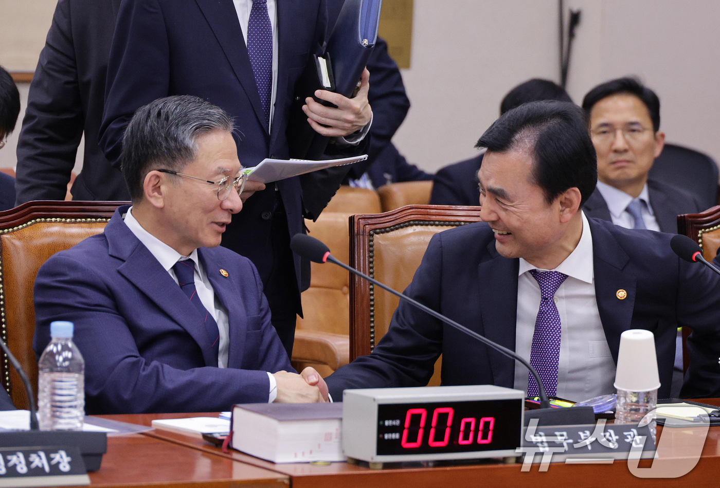 (서울=뉴스1) 신웅수 기자 = 정성호 법무부 장관과 안규백 국방부 장관이 12일 서울 여의도 국회에서 열린 법제사법위원회 전체회의에서 인사하고 있다. 2025.11.12/뉴스1