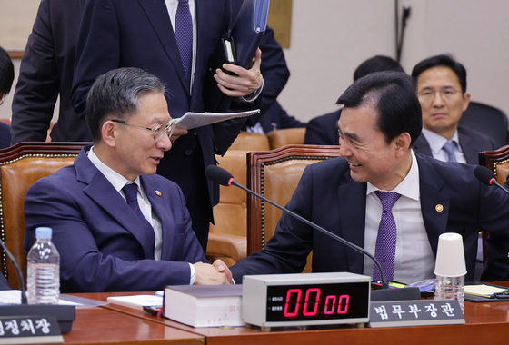 인사하는 정성호·안규백 장관