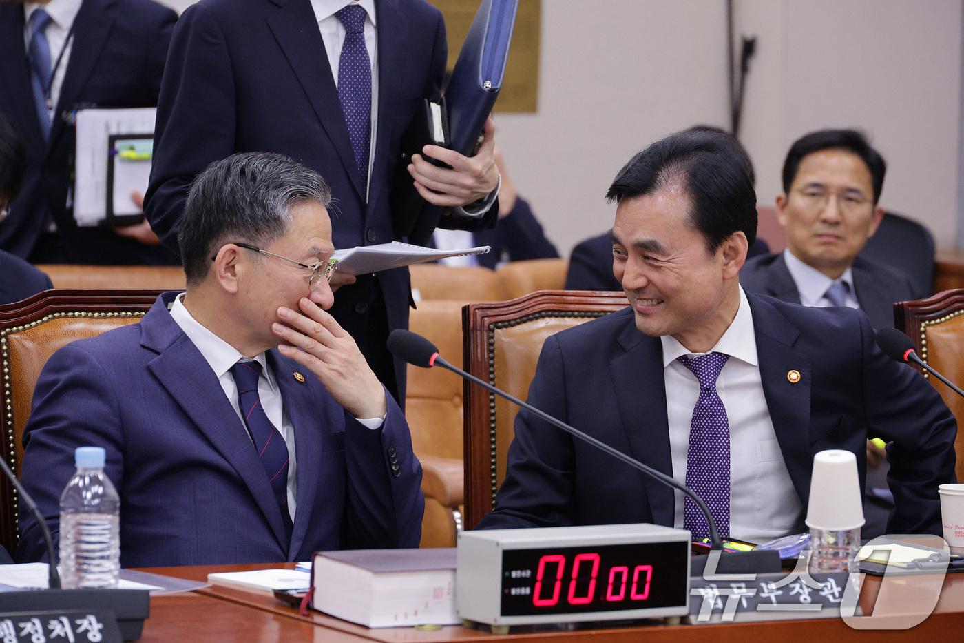 (서울=뉴스1) 신웅수 기자 = 정성호 법무부 장관과 안규백 국방부 장관이 12일 서울 여의도 국회에서 열린 법제사법위원회 전체회의에서 대화하고 있다. 2025.11.12/뉴스1