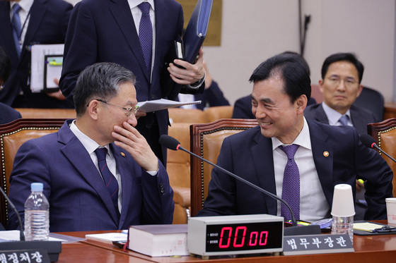 대화하는 정성호·안규백