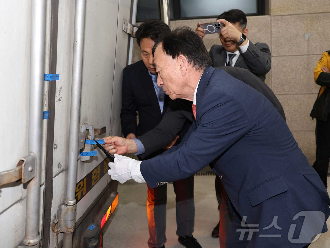 (대전=뉴스1) 김종서 기자 = 설동호 대전시교육감이 2026학년도 대학수학능력시험 하루 전인 12일 오후 시교육청에 도착한 수능 문답지 운송 차량의 봉인을 해제하고 있다. 대전에 …