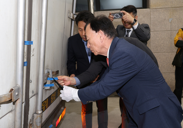 수능문답지 운송차량 봉인 해제하는 설동호 대전교육감