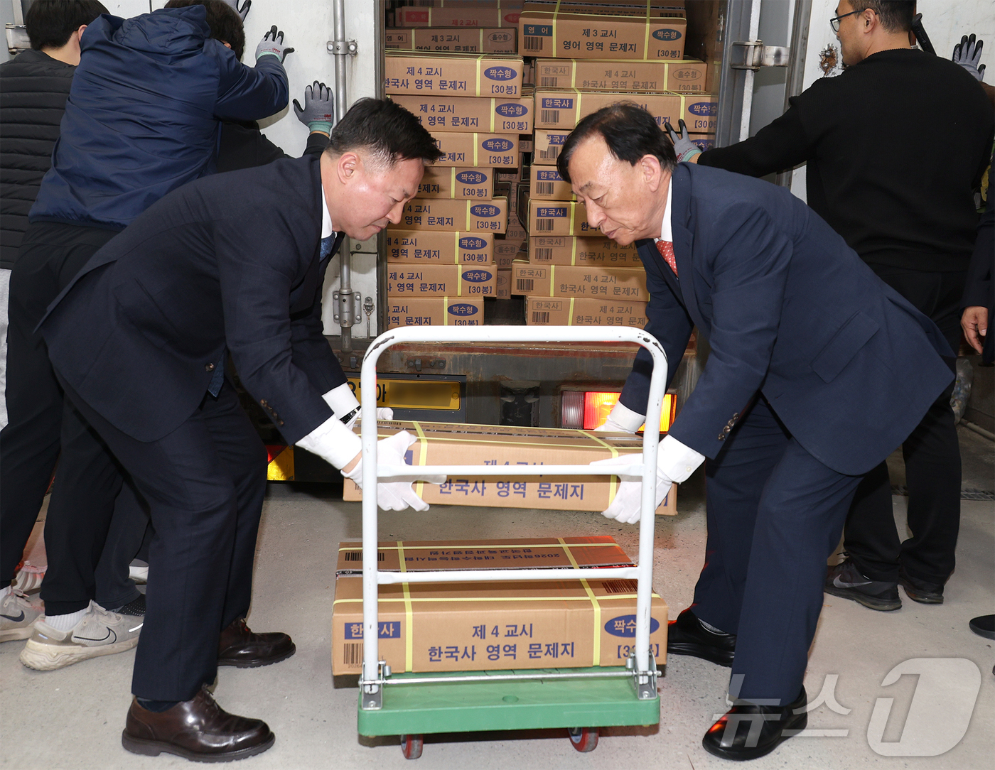 (대전=뉴스1) 김종서 기자 = 설동호 대전시교육감(오른쪽)이 2026학년도 대학수학능력시험 하루 전인 12일 오후 시교육청에 도착한 수능 문답지 운송 차량에서 문답지를 꺼내 옮기 …