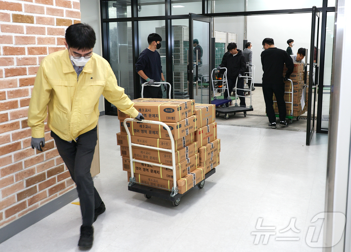 (대전=뉴스1) 김종서 기자 = 2026학년도 대학수학능력시험 하루 전인 12일 오후 대전시교육청에 도착한 수능 문답지가 봉인된 채 운반되고 있다. 대전에서는 13일 35개 시험장 …