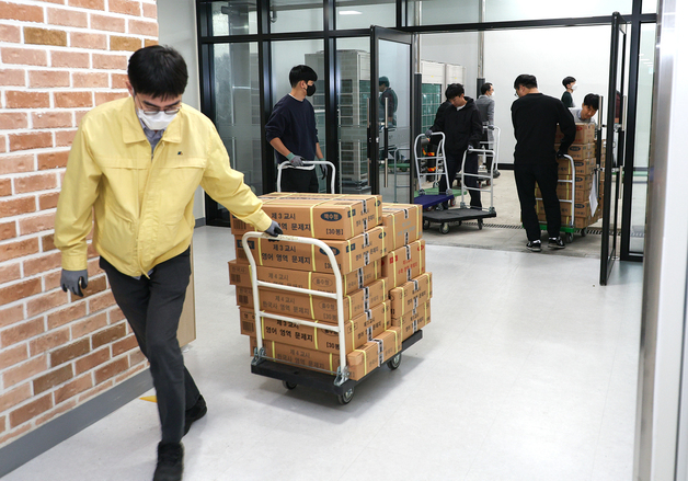 수능 D-1, 봉인된 채 운반되는 수능문답지