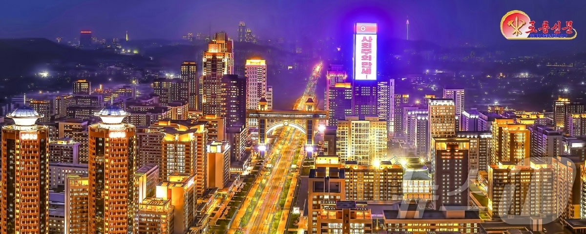 (평양 노동신문=뉴스1) = 북한 노동당 기관지 노동신문은 13일 "천만품을 들여 건설한 살림집을 평범한 근로자들에게 무상으로 안겨주는 나라는 우리 국가밖에 없다"고 보도했다. [ …