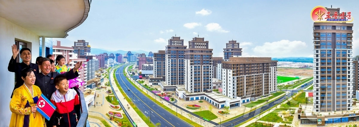 (평양 노동신문=뉴스1) = 북한 노동당 기관지 노동신문은 13일 "천만품을 들여 건설한 살림집을 평범한 근로자들에게 무상으로 안겨주는 나라는 우리 국가밖에 없다"고 보도했다. [ …