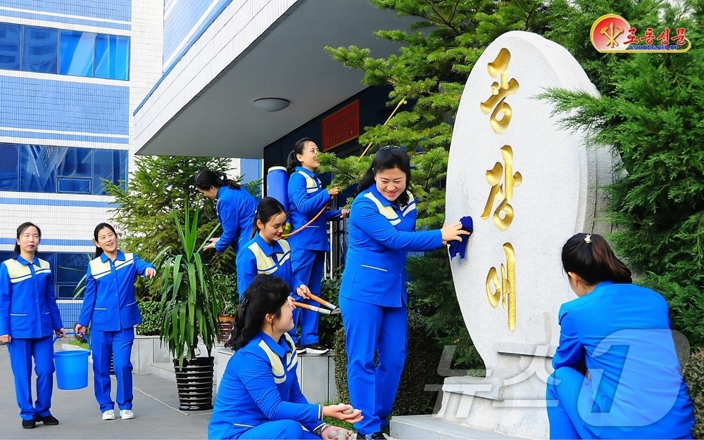 (평양 노동신문=뉴스1) = 북한 노동당 기관지 노동신문은 13일 "공장구내를 알뜰히 꾸려가고 있다"며 평양화장품공장을 조명했다. [국내에서만 사용가능. 재배포 금지. DB 금지. …