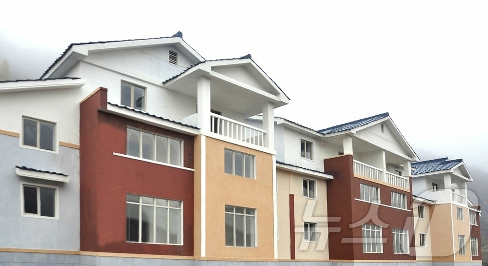 (평양 노동신문=뉴스1) = 북한 노동당 기관지 노동신문은 13일 "운흥군 심포농장에 현대적인 문화주택들이 일떠섰다"고 보도했다. [국내에서만 사용가능. 재배포 금지. DB 금지. …