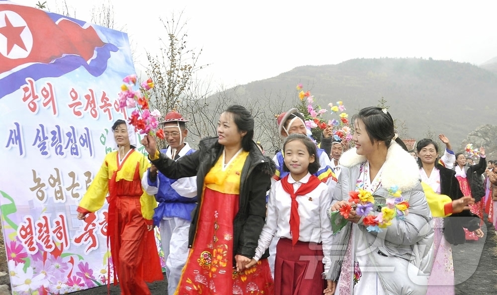 (평양 노동신문=뉴스1) = 북한 노동당 기관지 노동신문은 13일 "운흥군 심포농장에 현대적인 문화주택들이 일떠섰다"고 보도했다. [국내에서만 사용가능. 재배포 금지. DB 금지. …