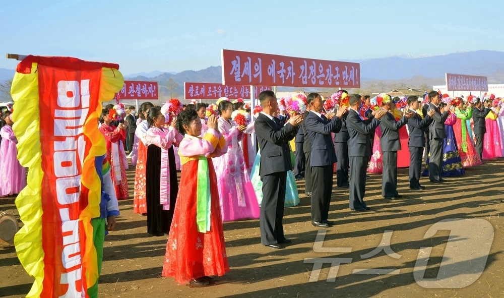 (평양 노동신문=뉴스1) = 북한 노동당 기관지 노동신문은 13일 "운흥군 심포농장에 현대적인 문화주택들이 일떠섰다"고 보도했다. [국내에서만 사용가능. 재배포 금지. DB 금지. …