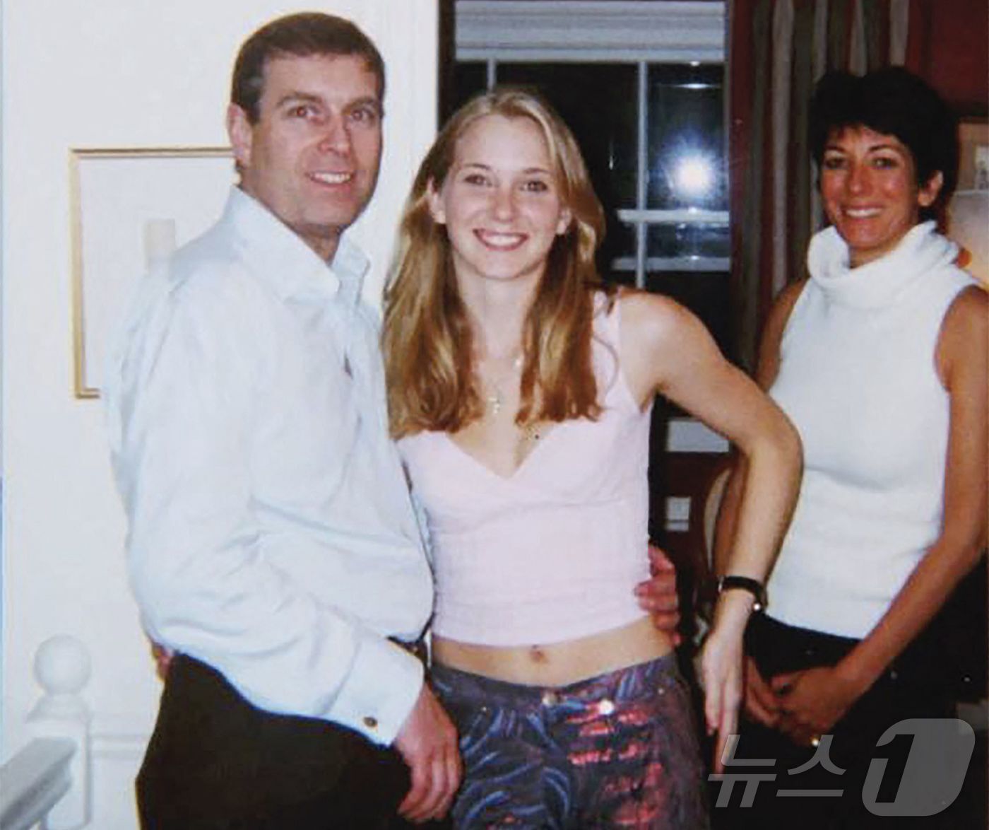 본문 이미지 - 버지니아 주프레&#40;가운데&#41;가 찰스 3세 영국 국왕의 동생인 앤드루 왕자, 길레인 맥스웰과 함께 촬영한 사진. 미공개 장소에서 촬영된 날짜 미상의 자료 사진으로 2021년 8월 9일 뉴욕 남부 지방법원이 공개했다.&#40;재판매 및 DB금지&#41; ⓒ AFP=뉴스1 ⓒ News1 류정민 특파원