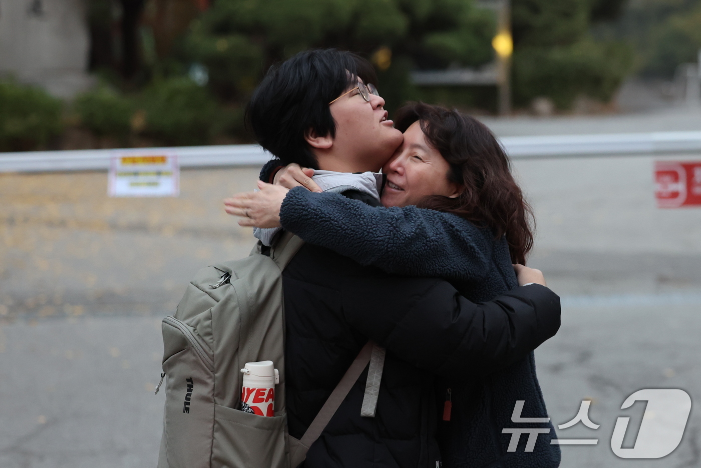 (서울=뉴스1) 안은나 기자 = 2026학년도 대학수학능력시험일인 13일 오전 서울 종로구 경복고등학교 앞에서 수험생이 어머니의 응원을 받으며 고사장으로 향하고 있다. 2025.1 …