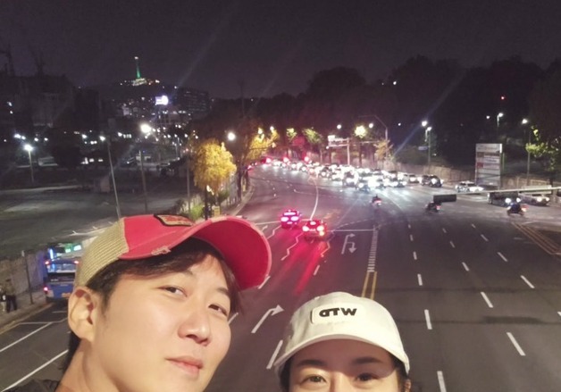 '13년차 부부' 장윤정♥도경완, 집앞 데이트 "적당히 마시고…95점짜리 하루"