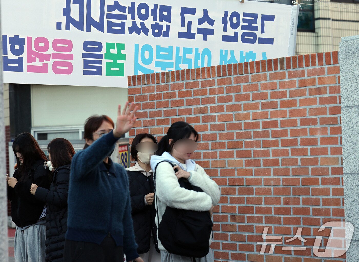 본문 이미지 - 2026학년도 수학능력시험이 치러지는 13일 광주시교육청 26지구 제33시험장인 동구 전남여고 앞에 수험생들이 들어서고 있다. 2025.11.13/뉴스1 ⓒ News1 박지현 기자