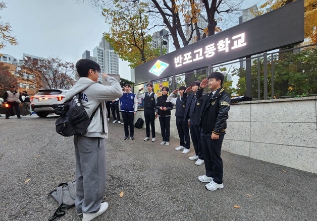 "'물·불' 안가리고 최선"…시험장 수능생도, 배웅 온 부모도 긴장