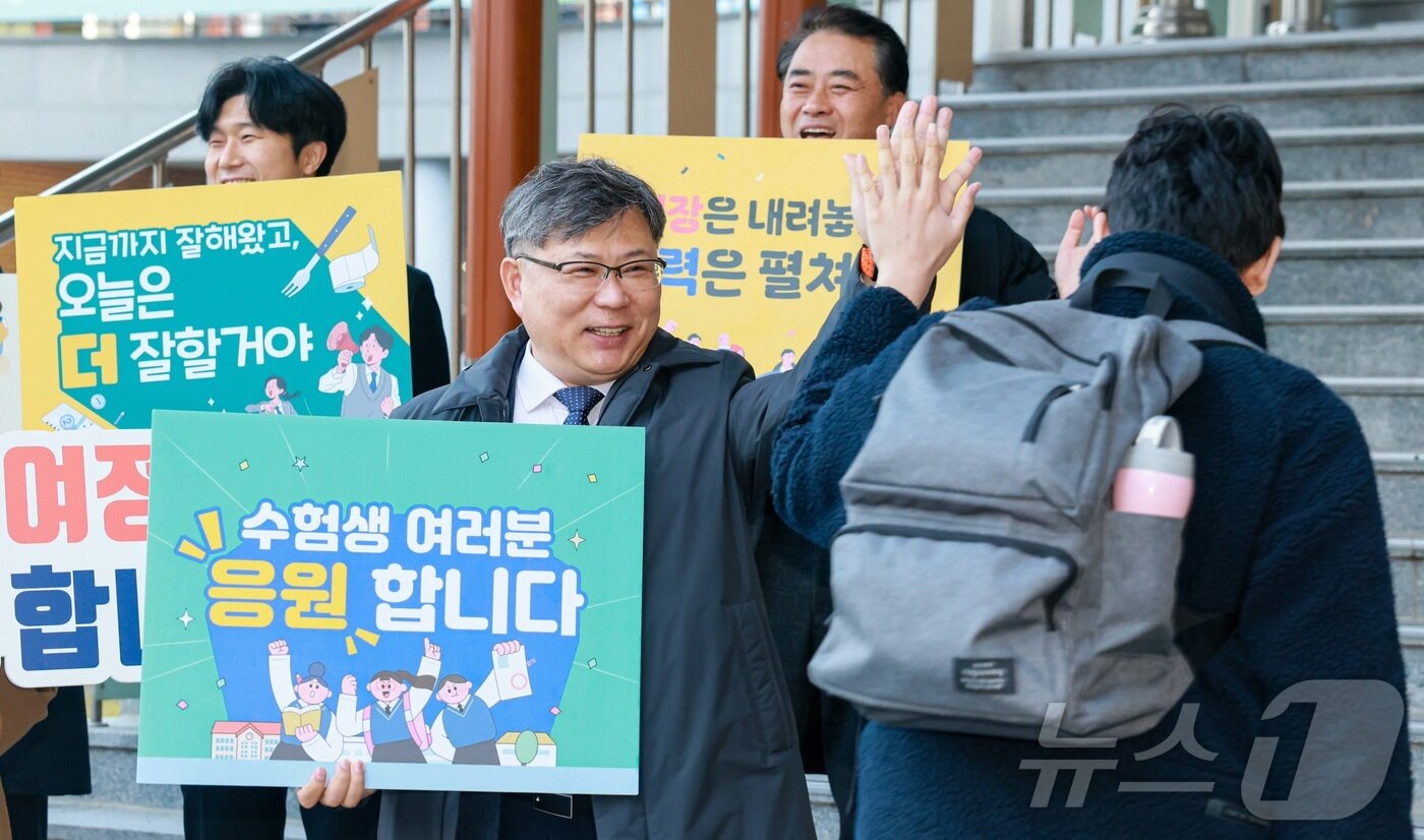 본문 이미지 - 2026학년도 대학수학능력 시험일인13일 전북 전주시 전주사대부고 앞에서 시험장을 착각한 한 수험생이 경찰차로 향하고 있다. 2025.11.13/뉴스1 ⓒ News1 유경석 기자