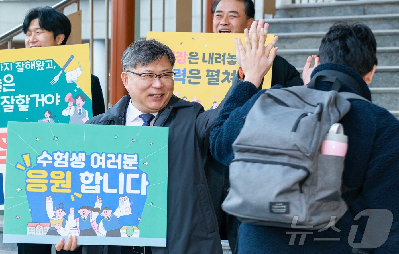 본문 이미지 - 2026학년도 대학수학능력 시험일인13일 전북 전주시 전주사대부고 앞에서 시험장을 착각한 한 수험생이 경찰차로 향하고 있다. 2025.11.13/뉴스1 ⓒ News1 유경석 기자