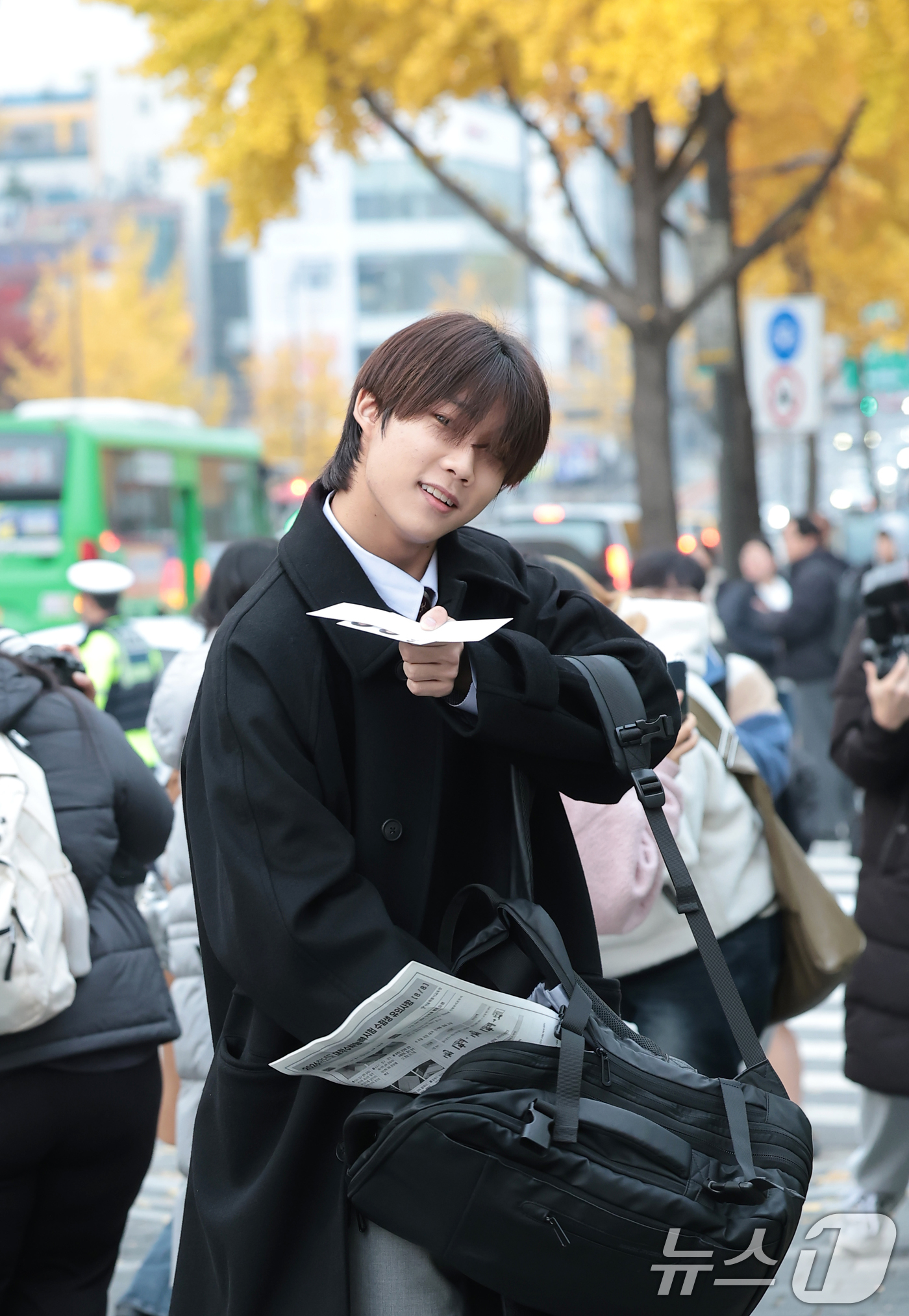 (서울=뉴스1) 권현진 기자 = 더윈드 박하유찬이 2026학년도 대학수학능력시험일인 13일 오전 서울특별시교육청 16지구 제18시험장인 송파구 오금고등학교로 입실하기 전 인사를 하 …