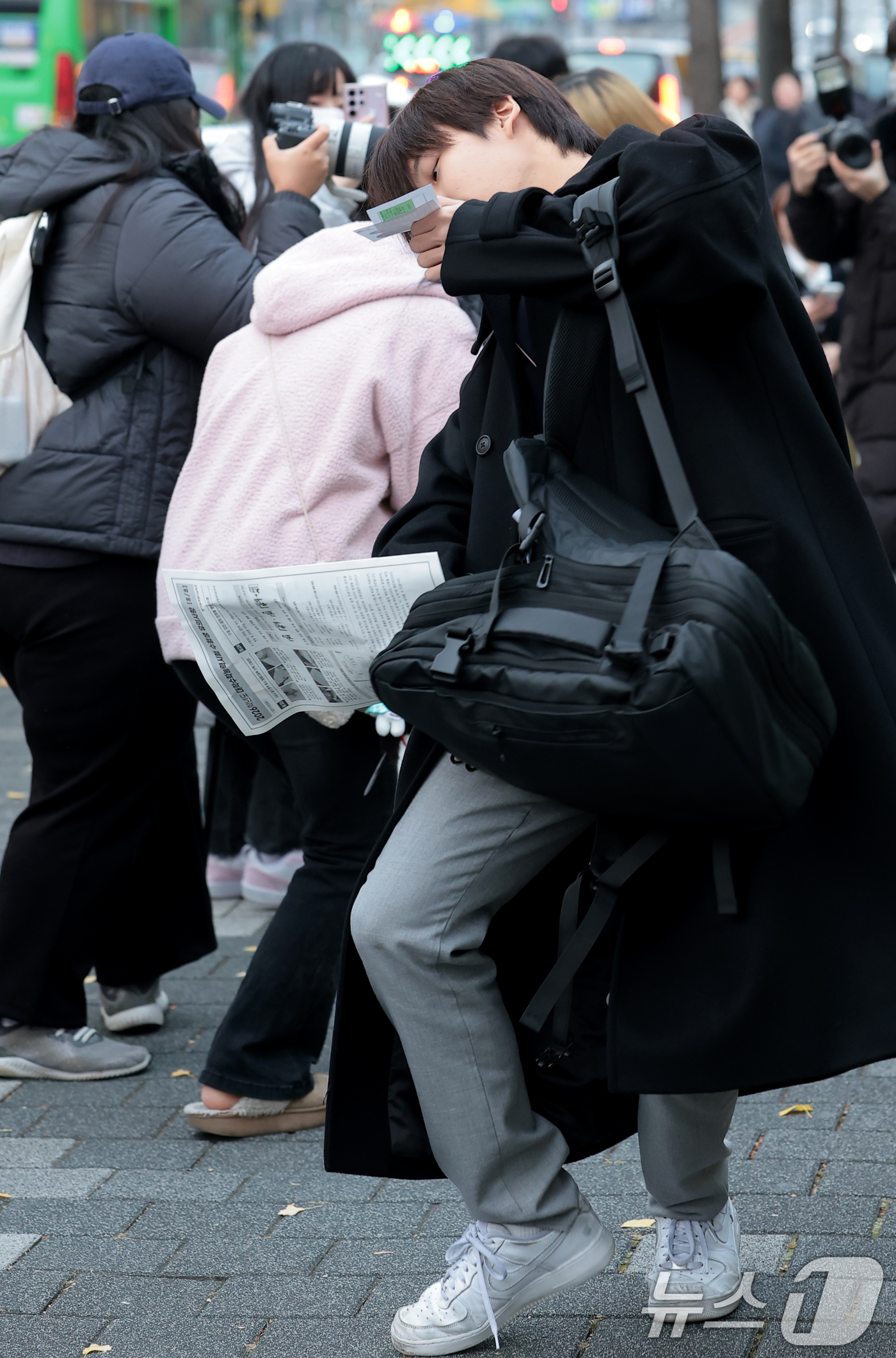 (서울=뉴스1) 권현진 기자 = 더윈드 박하유찬이 2026학년도 대학수학능력시험일인 13일 오전 서울특별시교육청 16지구 제18시험장인 송파구 오금고등학교로 입실하기 전 인사를 하 …